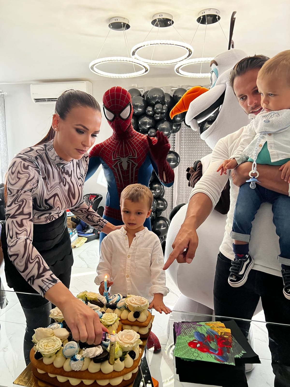 Spider-Man et une mascotte au goûter d'anniversaire d'un petit garçon