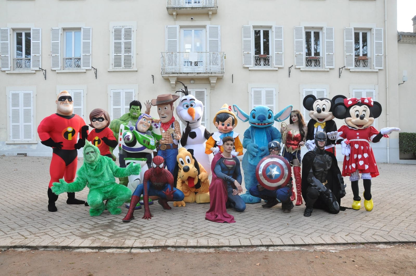 Les mascottes Mascotte Dreams réunies : Mickey, Minnie, Stitch, Olaf, Woody et leurs amis