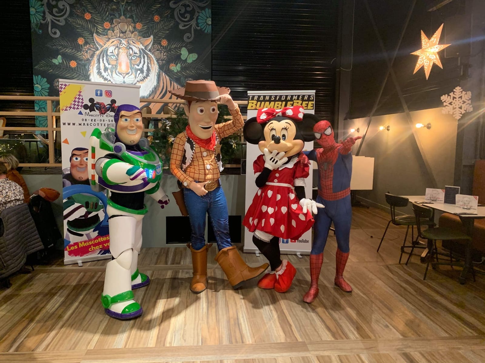 Buzz, Woody, Minnie et Spider-Man en fête avec Mascotte Dreams